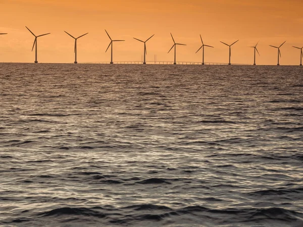 Větrné turbíny generátor energie farma podél pobřeží moře — Stock fotografie