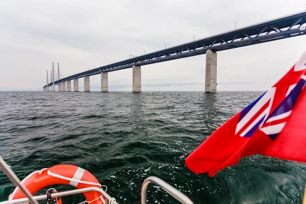 Yacht and oresund bridge between denmark sweden — Stock Photo, Image