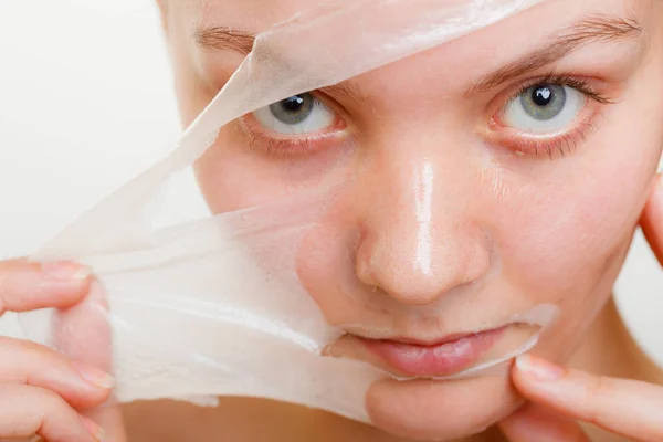 Αφαίρεση του προσώπου peel off μάσκα closeup γυναίκα — Φωτογραφία Αρχείου