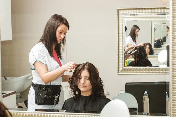 Mujer haciendo su peinado en peluquería — Foto de Stock