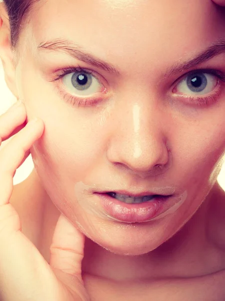 Cerca de la mujer en la piel facial de la máscara . — Foto de Stock