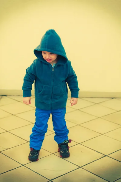 Pequeño niño jugando y divirtiéndose afuera —  Fotos de Stock