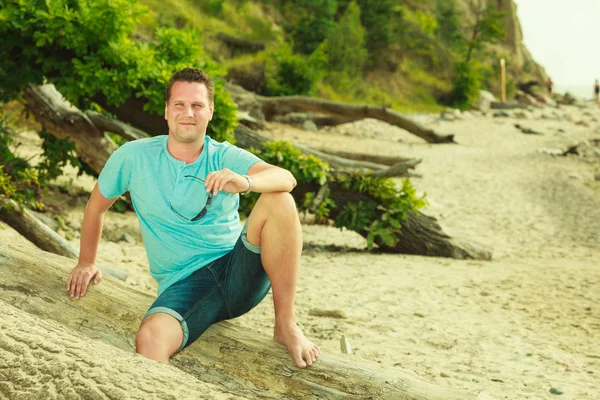 Handsome man relaxing on beach during summer. — Stock Photo, Image