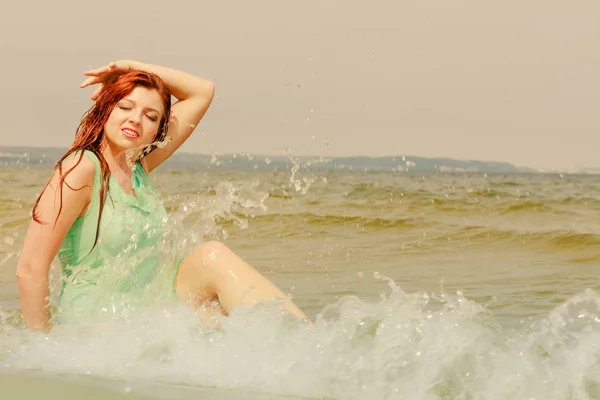 Rossa donna in posa in acqua durante l'estate — Foto Stock