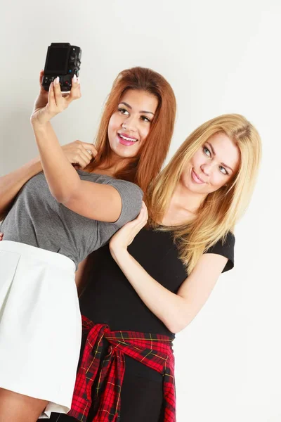 Twee modellen meisjes nemen zelf foto met camera — Stockfoto