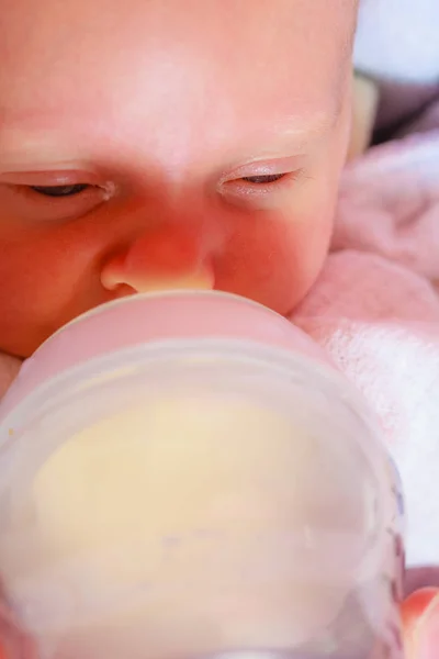 Weinig pasgeboren eten drinken uit de fles — Stockfoto