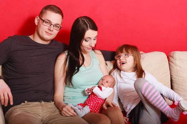 Photo de famille de mère, bébé, fille et père — Photo