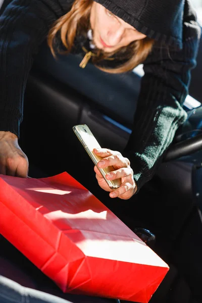 Burglar thief stealing smartphone and bag from car — Stock Photo, Image