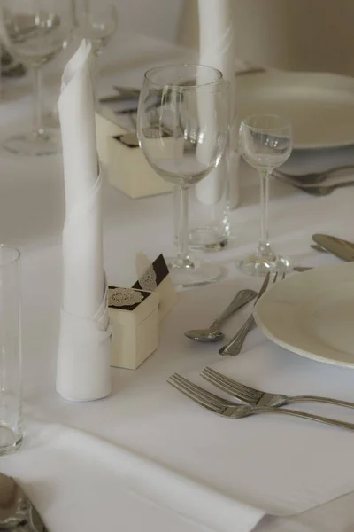 Closeup detalhada de utensílios de mesa, talheres e decorações de casamento — Fotografia de Stock