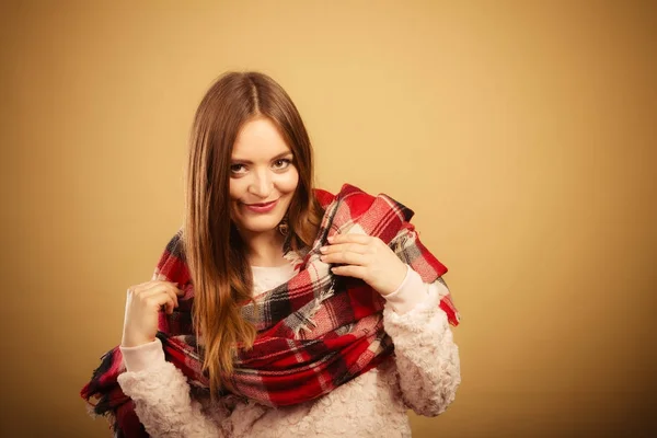 Frau trägt wollkarierten Schal warme Herbstkleidung — Stockfoto