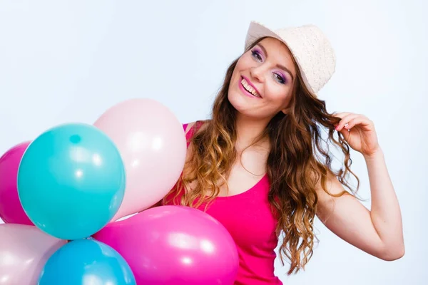 Kvinna leker med många färgglada ballonger — Stockfoto