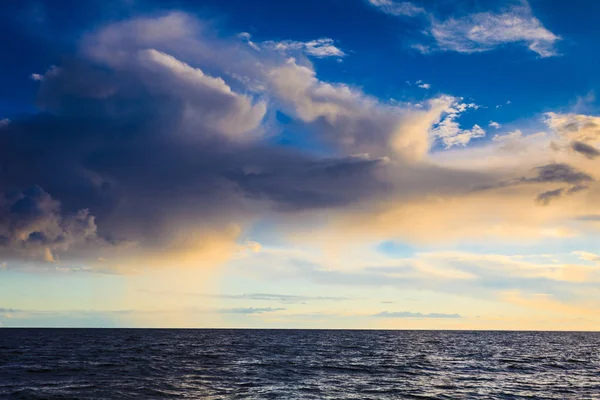 Paisaje marino horizonte marino y cielo . — Foto de Stock