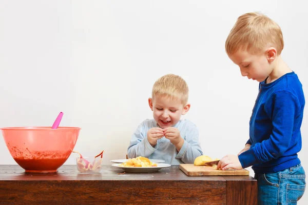 Kleiner Junge isst Apfel als Snack — Stockfoto