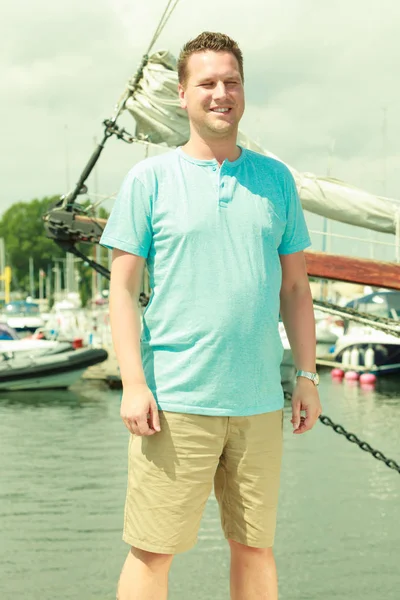 Man walking on marina during summer — Stock Photo, Image