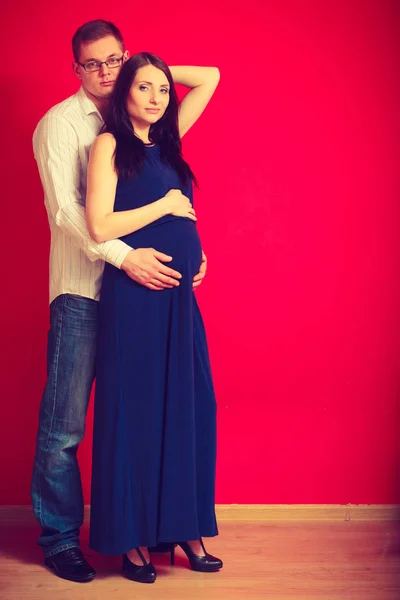 Mulher grávida com barriga grande e homem posando . — Fotografia de Stock