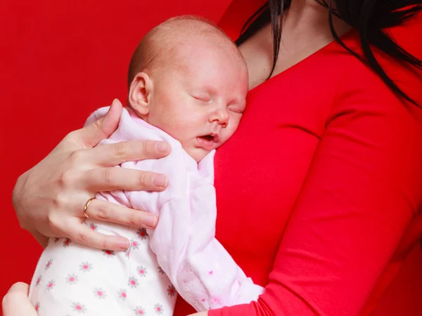 Madre sosteniendo a su pequeño bebé recién nacido —  Fotos de Stock