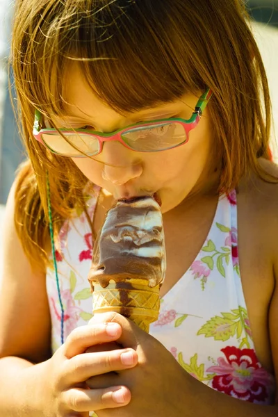 Kleuter meisje eten van ijs op strand — Stockfoto
