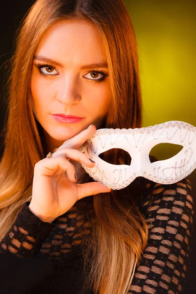 Sensuele dame houdt van carnaval masker. — Stockfoto