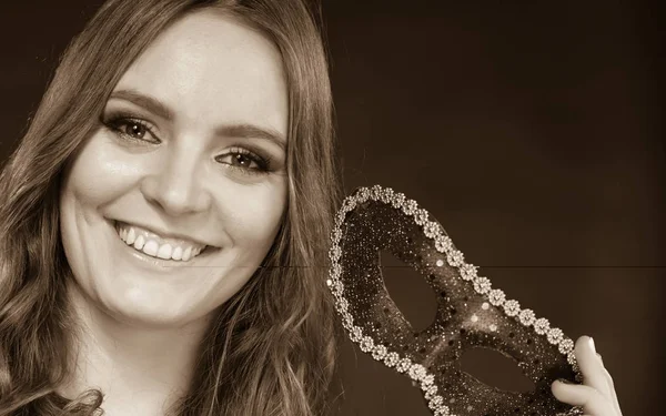 Closeup cara de mulher com máscara de carnaval no escuro — Fotografia de Stock