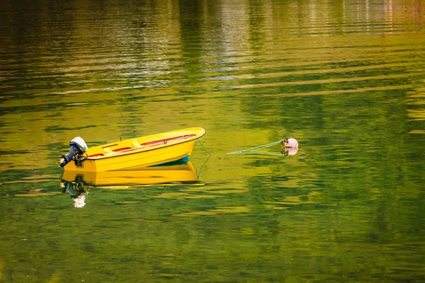 Petit bateau en surface de l'eau — Photo