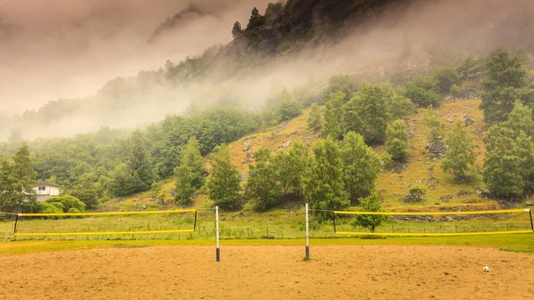 Red de voleibol en las montañas — Foto de Stock