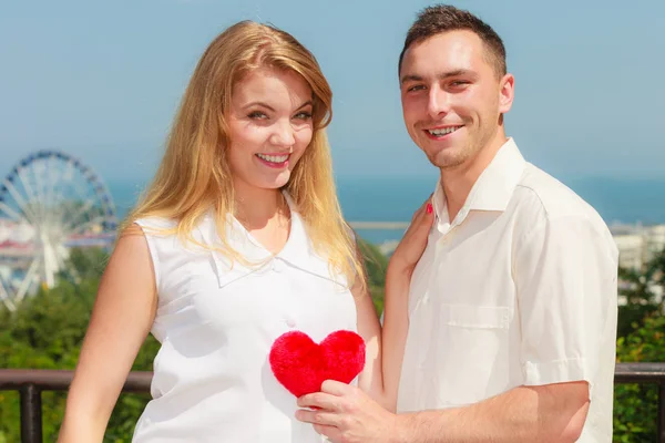 Glückliches romantisches Paar mit Herz — Stockfoto