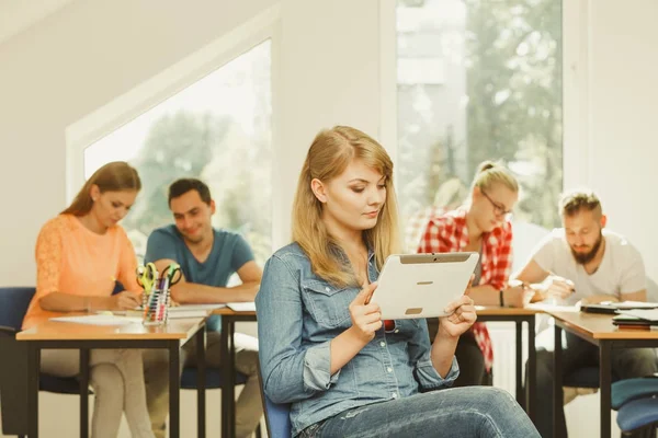 Menina estudante com tablet na frente de seus colegas de classe — Fotografia de Stock