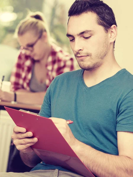 Student vent voor haar stuurlieden in klas — Stockfoto