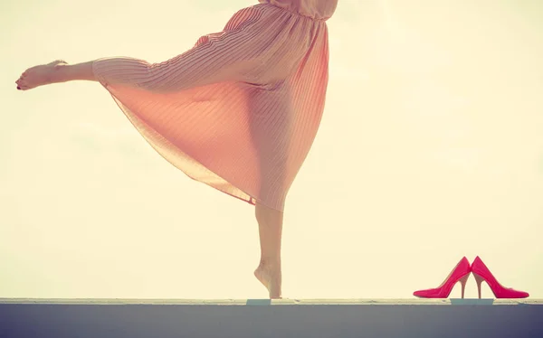 Vrouw dansen lang licht roze jurk dragen — Stockfoto