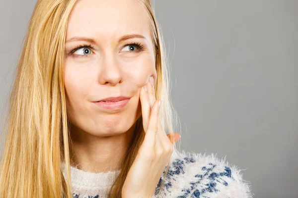 Donna che ha mal di denti toccare la guancia — Foto Stock