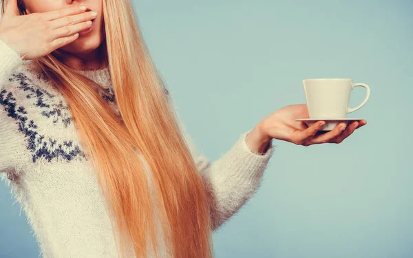 Femme endormie tenant une tasse de café — Photo