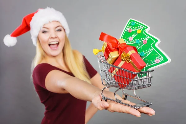 Noel Baba Noel hediyeleri ile alışveriş sepeti tutan kadın — Stok fotoğraf