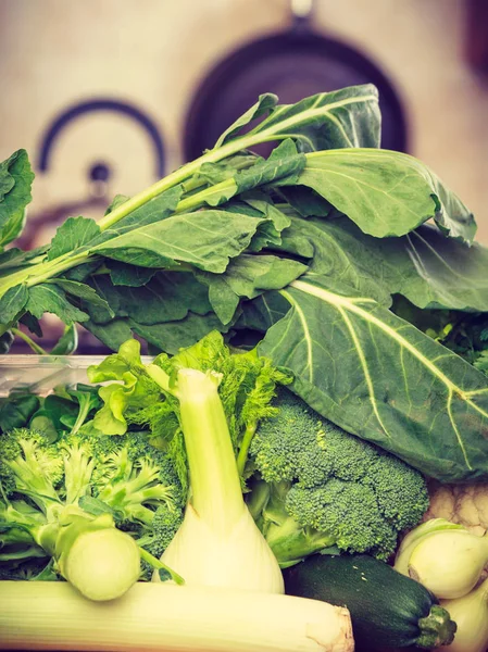 식탁에 많은 녹색 야채 — 스톡 사진