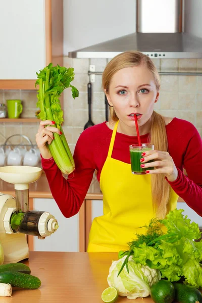 Kvinne på kjøkkenet med grønnsakselleri-saft. – stockfoto