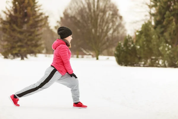 Kvinna som bär sportkläder utöva utanför under vintern — Stockfoto