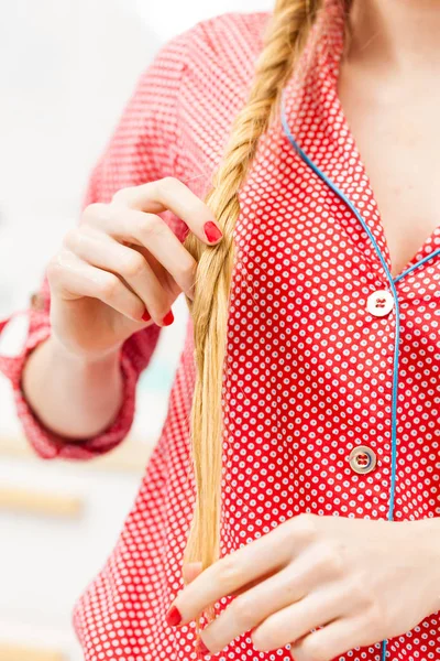 Primer plano de la mujer haciendo trenza en el cabello rubio —  Fotos de Stock