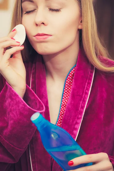 Woman applying tonic on cotton pad — Stock Photo, Image