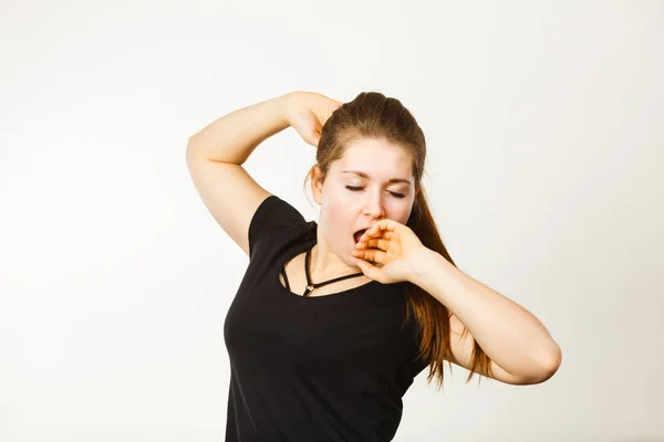 Joven mujer cansada bostezando — Foto de Stock