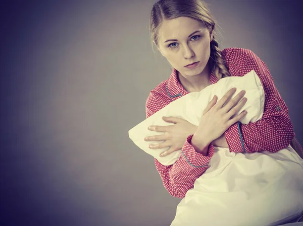 枕を掴んでベッドで悲しい落ち込んでいる女の子 — ストック写真