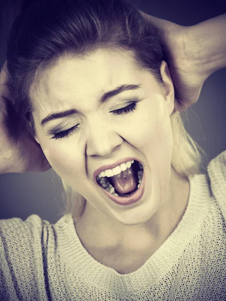 Unhappy woman screaming and yelling in pain — Stock Photo, Image