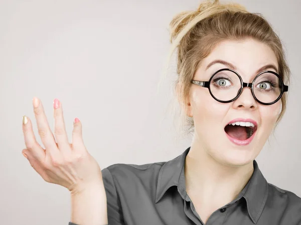 Zakenvrouw positief geschokt — Stockfoto