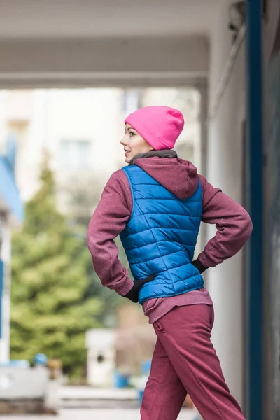 Sportig tjej stretching utomhus på gata. — Stockfoto