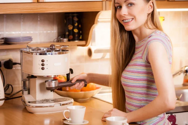 Frau in Küche kocht Kaffee aus Maschine — Stockfoto