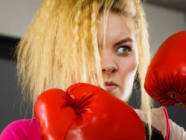 Mulher irritada vestindo luvas de boxe — Fotografia de Stock