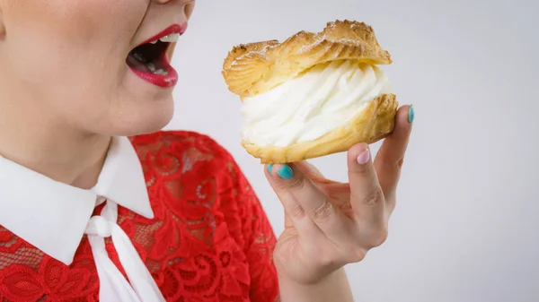 Mujer sosteniendo cupcake postre con crema —  Fotos de Stock