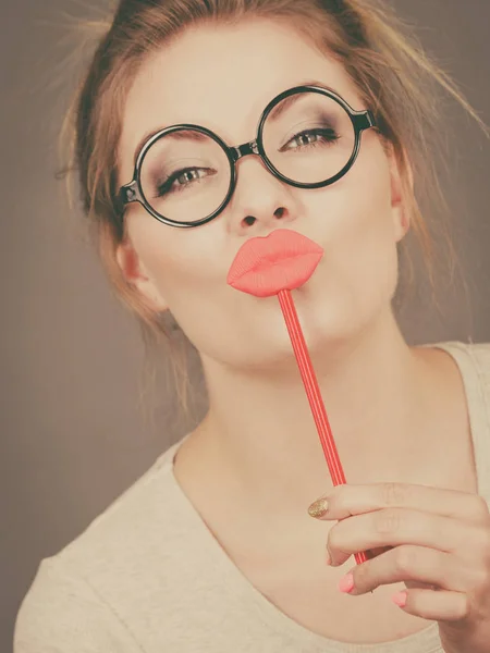 Счастливая женщина с фальшивыми губами на палочке — стоковое фото