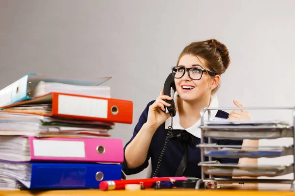 Feliz secretaria mujer de negocios en el cargo — Foto de Stock