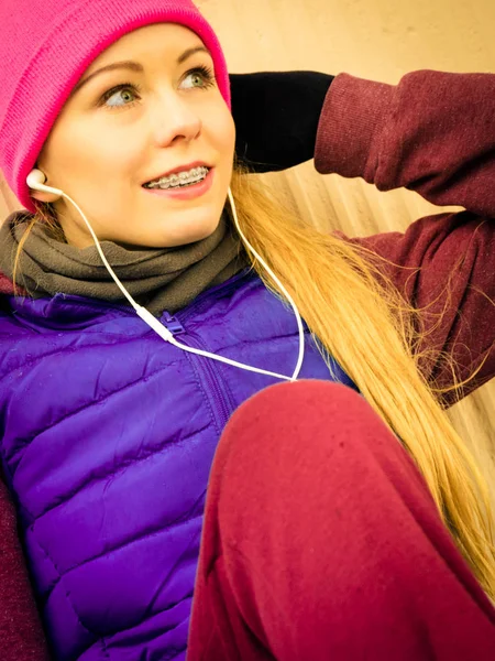 Frau in warmer Sportkleidung entspannt sich nach dem Training — Stockfoto