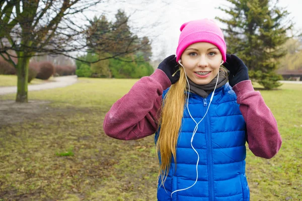 Adolescente chica deportiva escuchando música al aire libre . —  Fotos de Stock