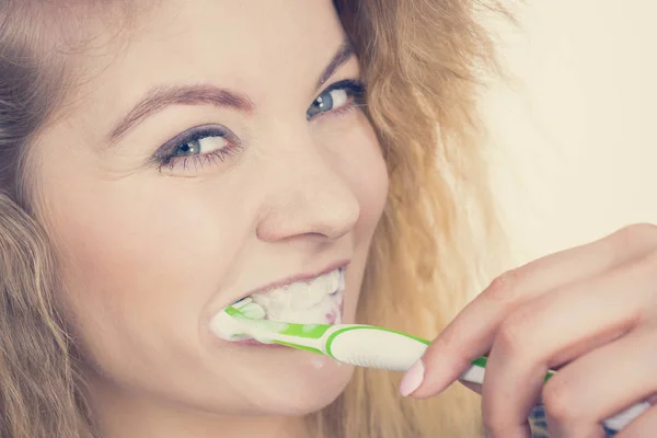 Mulher escovando dentes de limpeza — Fotografia de Stock